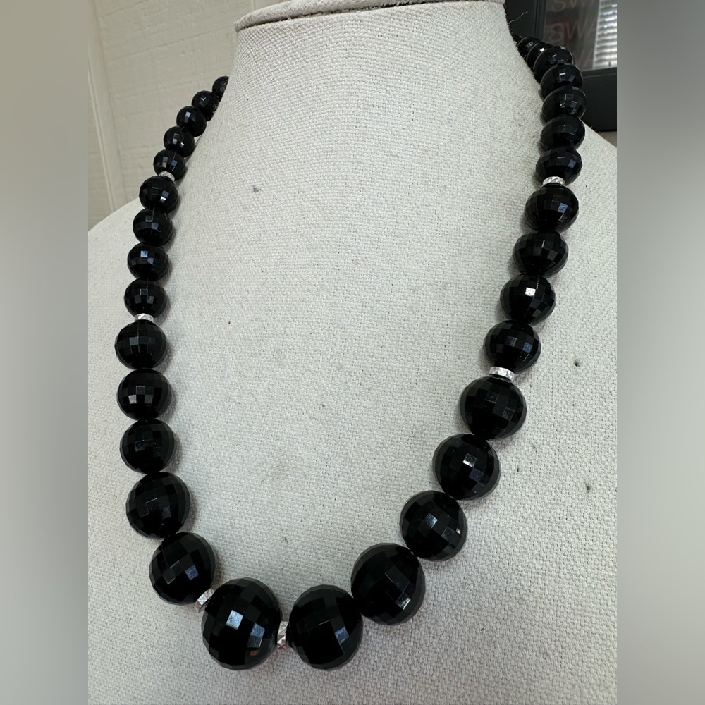 Vintage faceted graduated size black bead necklace
